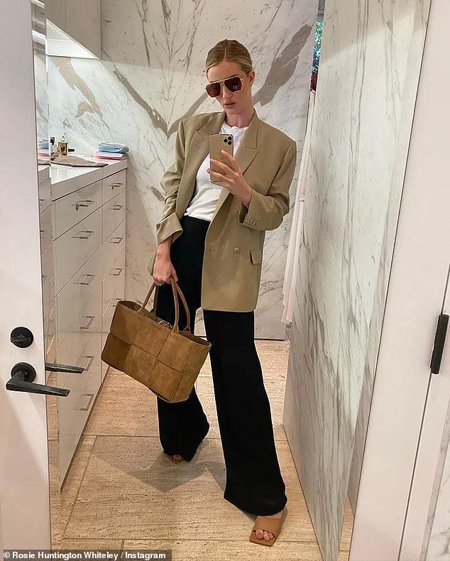 Rosie Huntington-Whiteley with her Bottega Veneta Arco tote